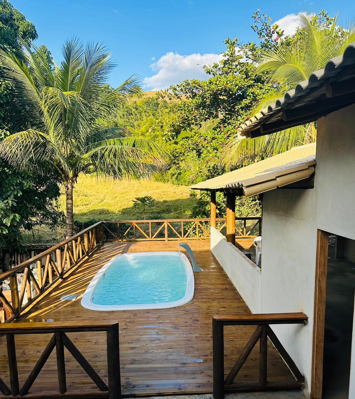 Deck de madeira com piscina